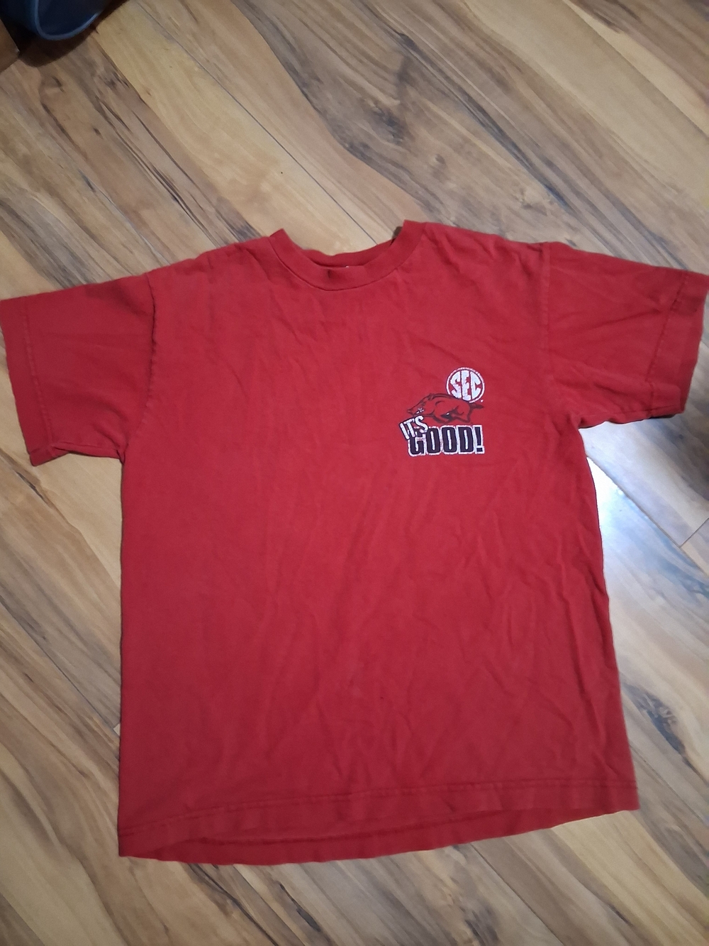 Red Short-Sleeve Graphic Tee - SEC Arkansas Razerbacks. Size extra small